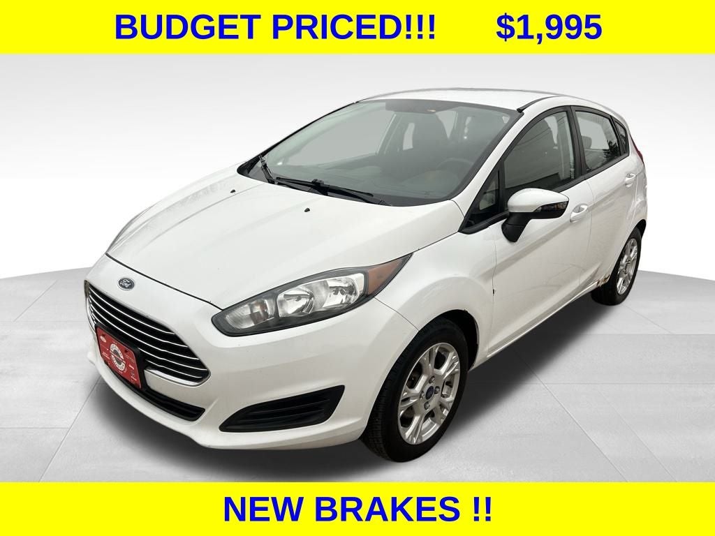 2015 Ford Fiesta SE in Oxford White — front three-quarter view